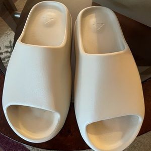 Yeezy Slide ‘Bone’